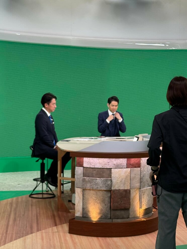 5月23日にNHK「ニュースウオッチ9」に出演する小泉氏（本人Xより）