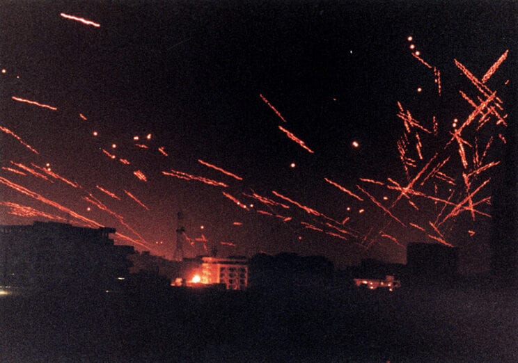 1991年1月17日、イラクのバグダッドを空爆する多国籍軍。　写真：ロイター/アフロ