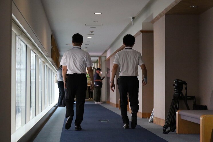8月13日、 伊東市議会百条委員会が始まっても控え室から出てこない田久保眞紀市長を呼びに行く市職員（撮影／集英社オンライン）