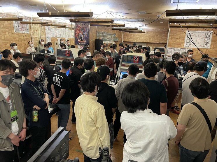 人でごった返すゲーセン（写真／松田氏提供）
