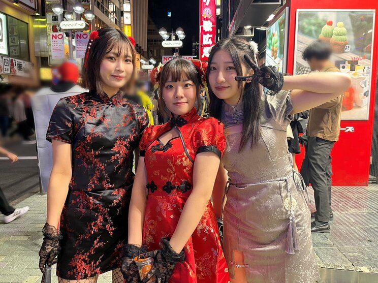 左から、ユミコさん（19歳）、ミコトさん（19歳）、すずさん（18歳）（撮影／集英社オンライン）