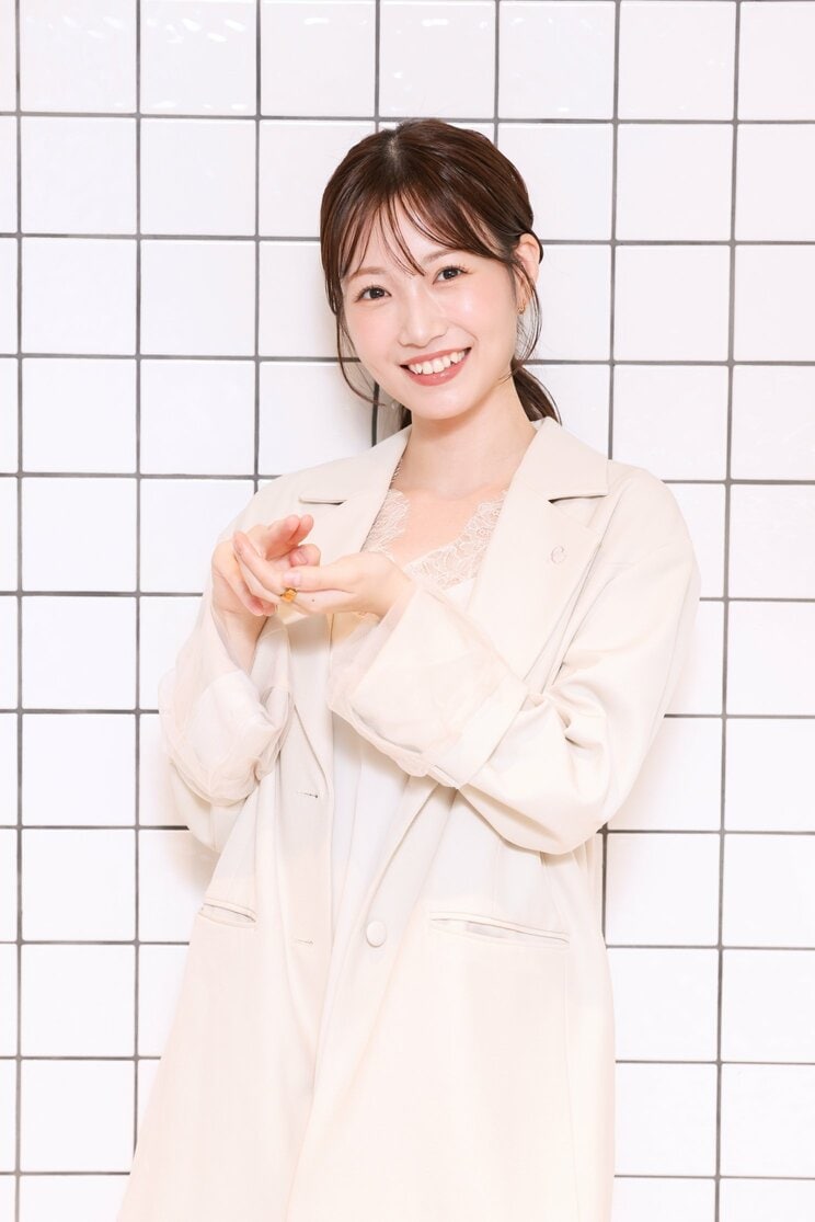 寿司を握るしぐさをする朝長美桜（写真／吉岡竜紀）
