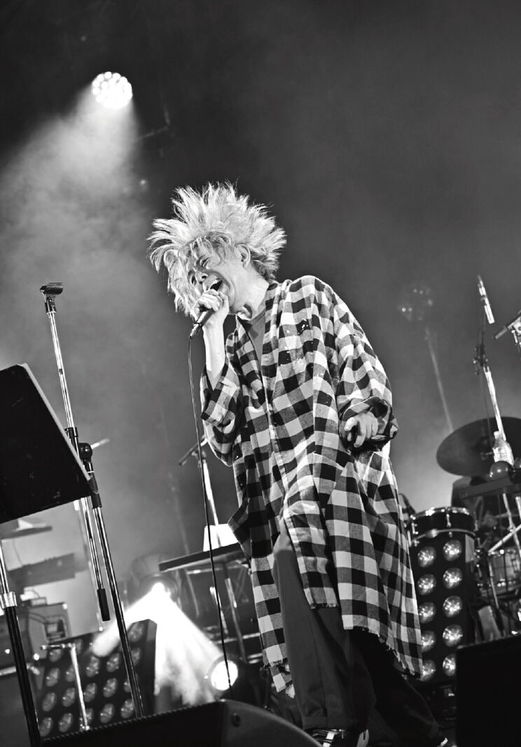 還暦記念ライブで熱唱するKERA。（撮影／江隅麗志）※写真は書籍掲載分より