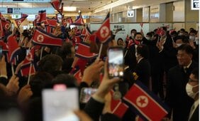 〈日朝サッカー〉「国立で祖国は勝ったことがないけど楽しみだ」「両国の国歌斉唱では立って我々も敬意を」変化した北朝鮮サポーターたち…そんな渦中にロケット砲発射