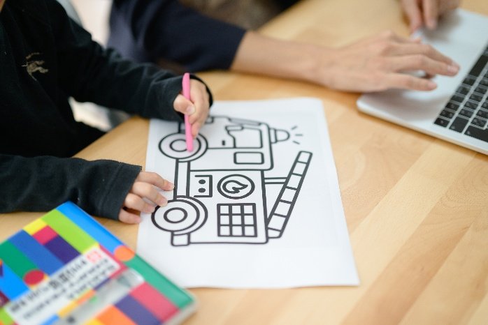 AIで作った塗り絵に取り組む３歳の息子（写真／『AI×家事』より引用、以下同）