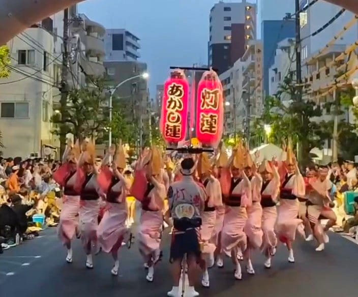 大迫力の『東京高円寺阿波おどり』（撮影／集英社オンライン）