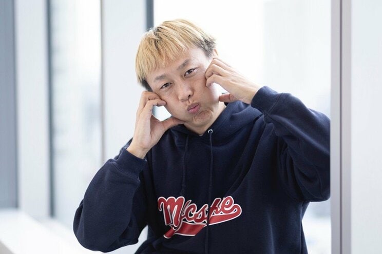 インタビュー中も周囲を笑わせていたお見送り芸人しんいち　撮影／齋藤周造