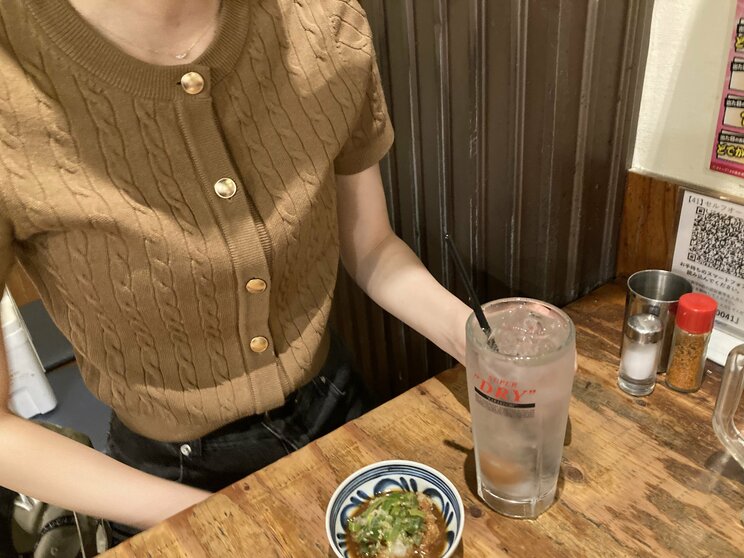 電車で20分ほどの赤羽でも昼飲みするのが好きだというミナミさん（撮影／集英社オンライン）