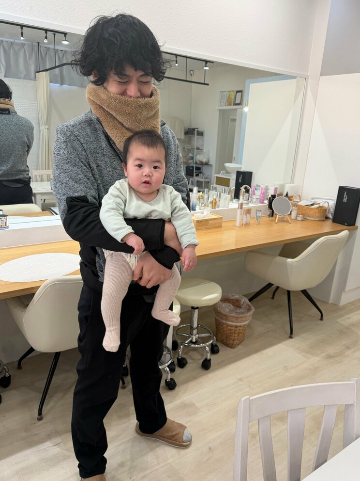 慣れた手つきで次女を抱っこする恭宏さん