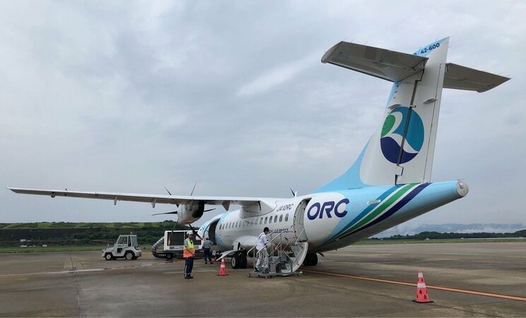 五島列島福江島へは長崎や福岡からプロペラ機などでアクセス。離島のため、荒天時は欠航もあるので、旅行は雨や霧の少ない季節がおすすめ