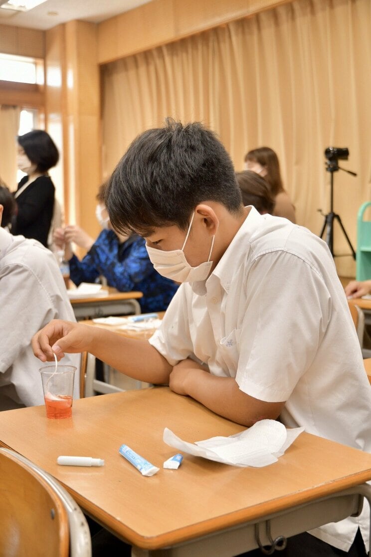 男子高校生もナプキンを着用。校内の「生理セミナー」で彼らが学んだこと_1