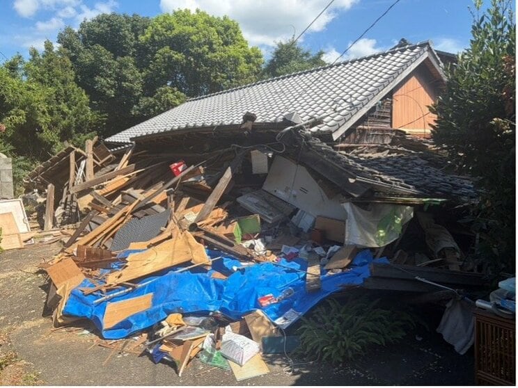 倒壊した有田さんが住んでいた家屋（撮影／集英社オンライン）