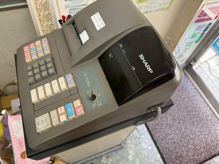レジもこのレトロさ（写真／集英社オンライン）