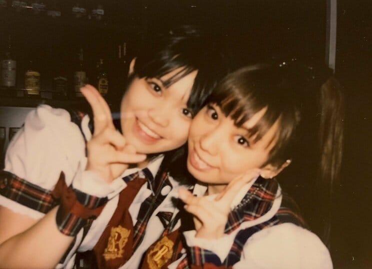 アイドル時代の矢口美樹さん（右）