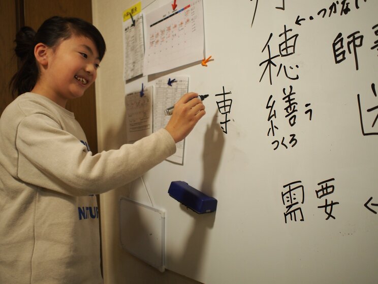 自分で考えた漢字の法則について説明している都央さん〈写真／朝日新聞社〉