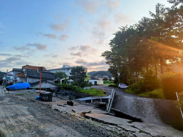 幹線道路など、地震発生直後から比べればよくなった部分もあるが、それでも震災から半年経過した今でも、多くの道路がガタガタなままだ(写真/幸多潤平)