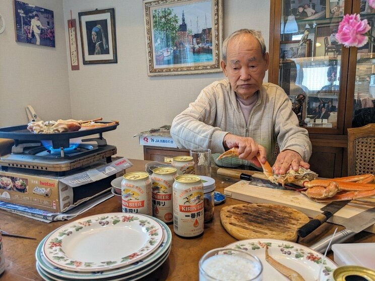 「よう、来たな。僕は何も隠さへんよ」87歳現役トレーダーが資産18億円を築くまで「まずはズワイガニとモサエビや。君、ビール飲めるか？」_6