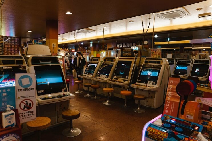 格闘ゲームなどのビデオゲームを中心とする、昔ながらのゲームセンターが減っている（写真／Shutterstock）