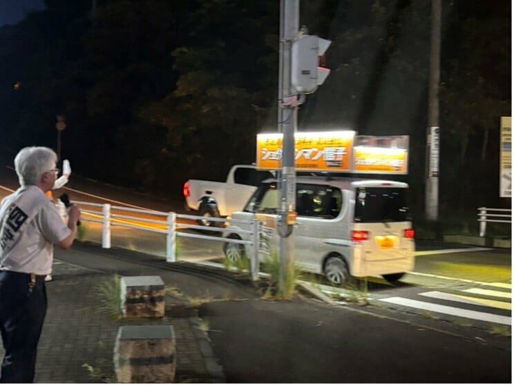 
「街頭演説中です。マイクを止めてください」と求める四宮前市議（撮影／集英社オンライン）
