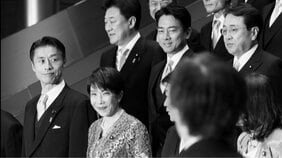 「国民が知りたいのは広報官のセンスではない」政府公式X“赤絨毯だけカラー”の内閣改造写真に反響…「色々投稿試し中」の狙いとは