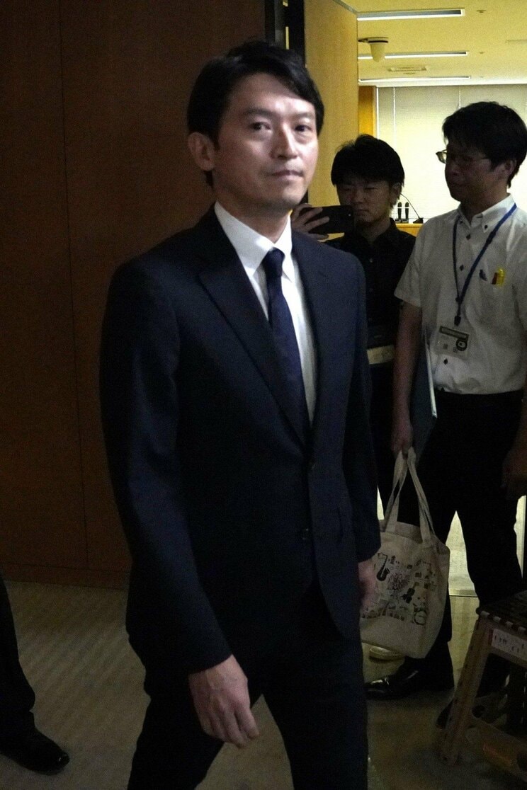 〈甘かった百条委員会の追及〉兵庫パワハラ県知事、答弁拒否が許されない場で「コメントは差し控える」“公開処刑”によって自死に追い込まれた県幹部への処分は「適切だった」と主張変えず_13