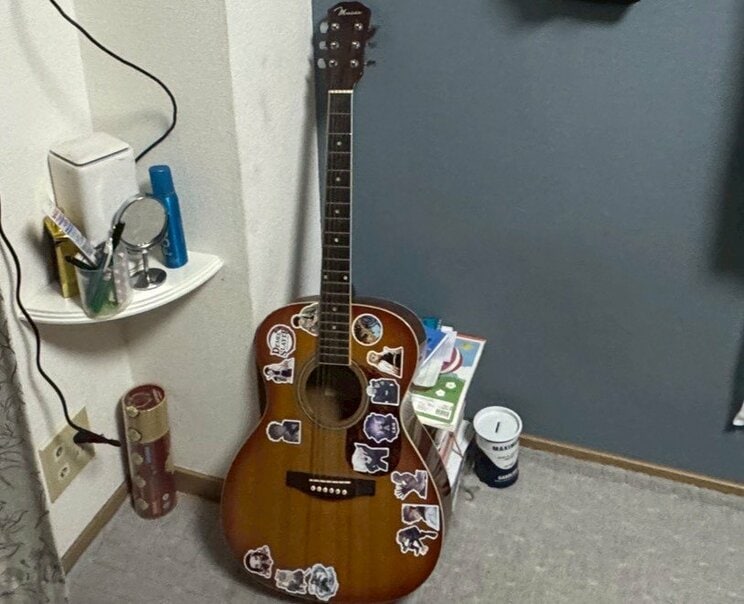 バダルさんが愛用していたギター（撮影/集英社オンライン）