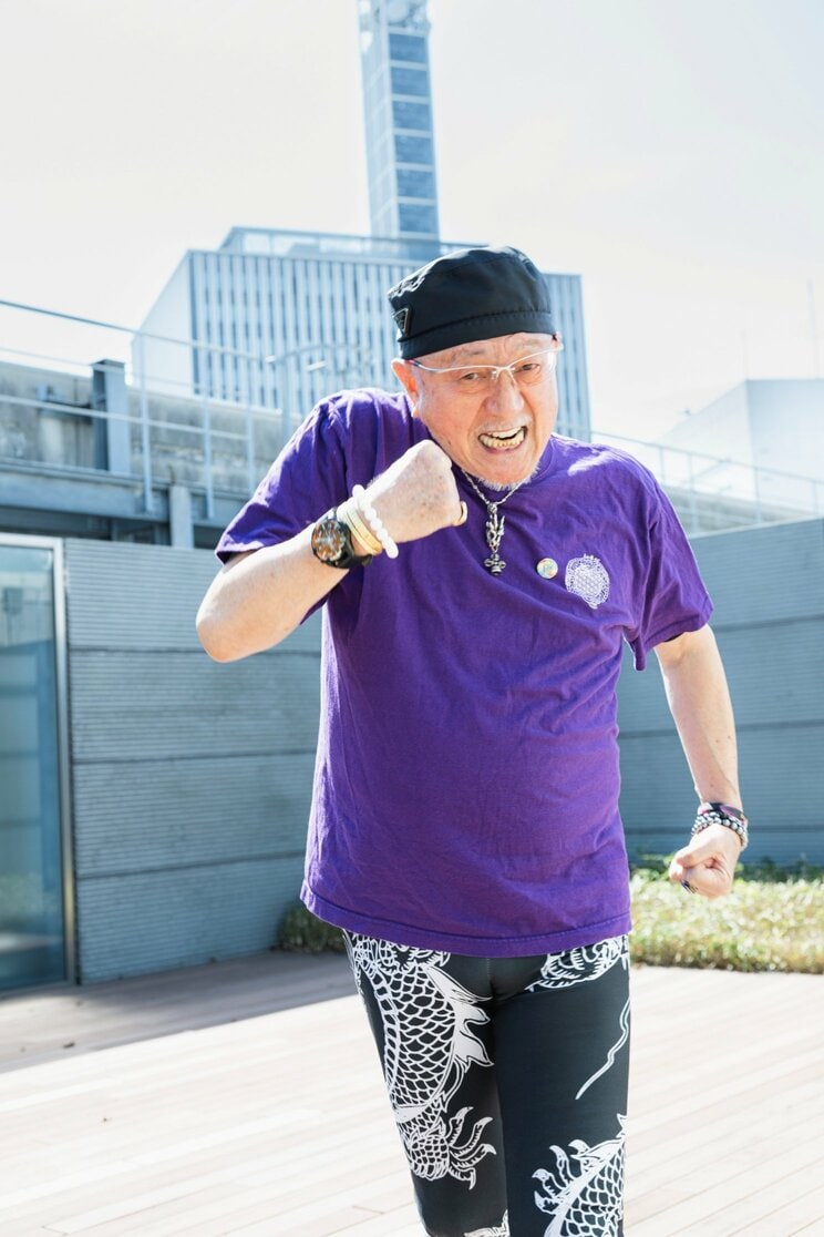 〈デューク更家（72）は今〉「小馬鹿にする風潮に嫌気が差した」テレビから離れた本当の理由…大ブームを生んだ“あの歩き方”への思い_35