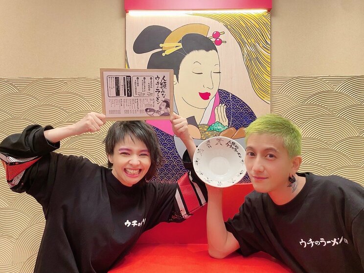 グランドオープンした「麺や 人類乃宝舟」右は夫でドラマーのNosuke氏