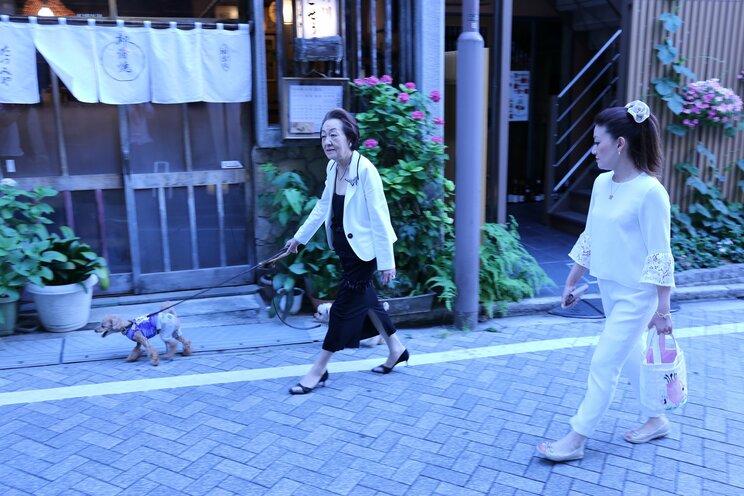 愛犬とお散歩する細木数子さん（写真左）とかおりさん（右）