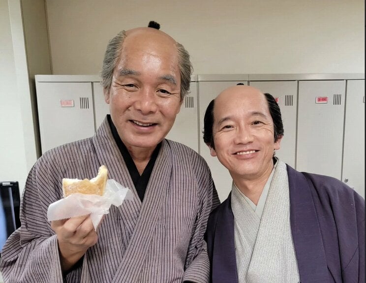 『べらぼう』に出演したダチョウ倶楽部・肥後克広(左) (ダチョウ倶楽部の公式インスタグラムより引用)