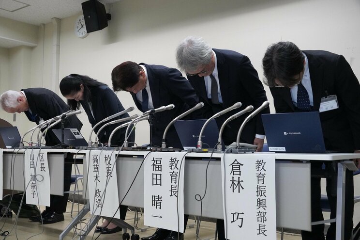 
７月２日夜の記者会見で頭を下げ謝罪する山田加奈子・東京都北区長（左から２人目）や北区立滝野川第三小学校の高草木政浩校長ら（撮影／集英社オンライン）
