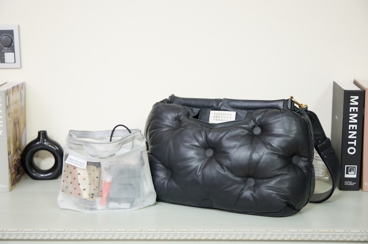 小さな白いバッグが移し忘れ防止用のバッグインバッグ