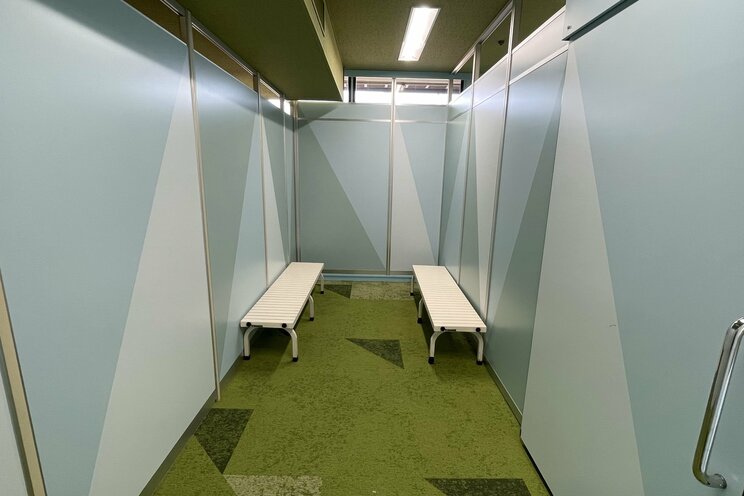 「みんなの更衣室」の内部（写真提供／東京サマーランド）