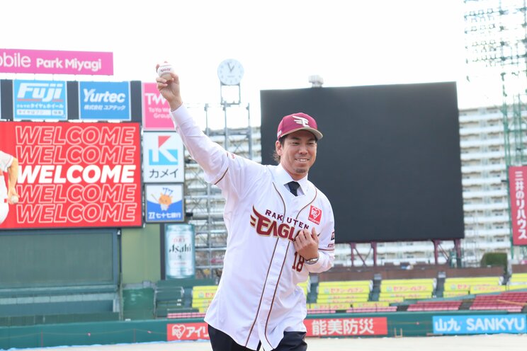 〈楽天・前田健太〉入団会見で“自作Tシャツ”配布　37歳、人見知りのオールドルーキーが示した覚悟_11