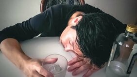 【忘年会復活】二日酔いがひどい、記憶がなくなる…は軽度のアルコール依存症かも。「減酒外来」の名医が教える9つのチェックポイント