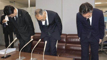 記者会見で謝罪する社会福祉法人北海道共同募金会の瀬尾英生会長（中央）ら＝（写真／共同通信社）