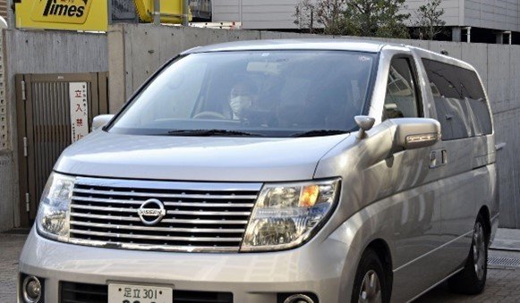 移送されるモラレス容疑者（写真／共同通信社）