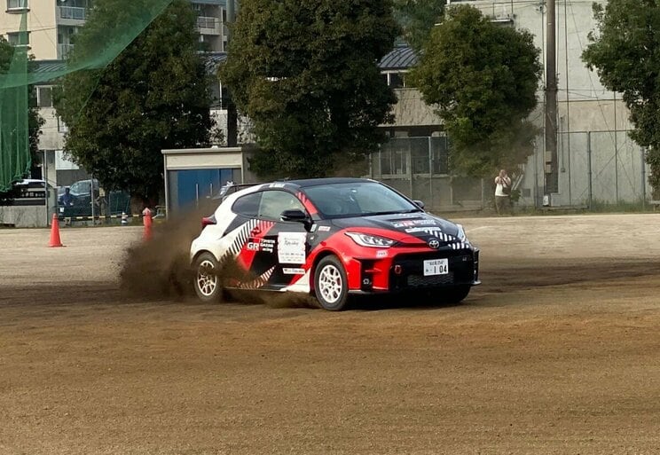 豊田会長はレーサー「モリゾウ」として、助手席に生徒を乗せ校庭でドリフト走行体験を。（写真提供／FC今治）