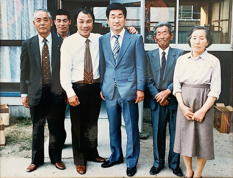 1987年5月、ジムオープン時。中央の青スーツが守安会長、左から3人目は祝いに駆けつけた元世界王者の輪島功一