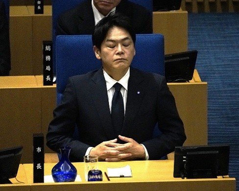 9月７日、横浜市議会本会議で目を閉じる山中竹春市長（撮影／集英社オンライン）