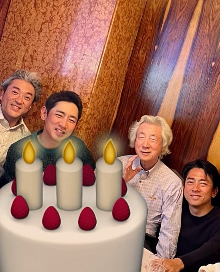 父・純一郎氏、兄・孝太郎氏、進次郎氏と有名俳優の４ショット（進次郎氏Facebookより）