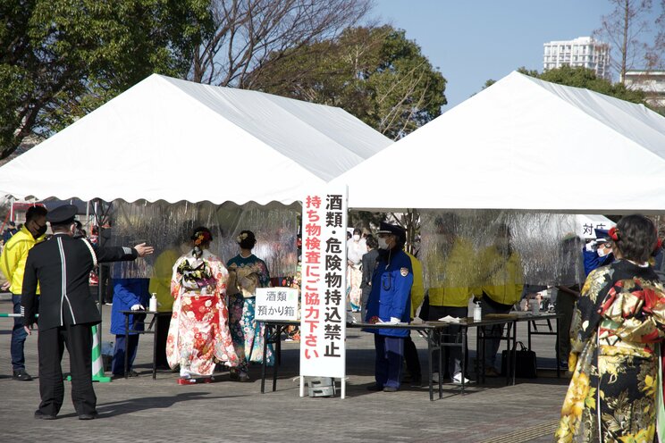 〈画像多数！〉「カッコよく撮ってくださいよー！」 今年もド派手な衣装で盛り上がりを見せた北九州・二十歳の記念式典密着ルポ_7