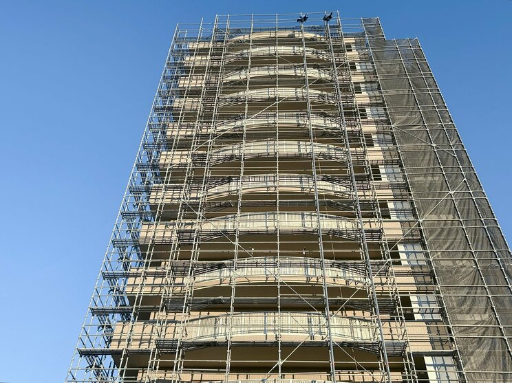 大規模修繕中のマンション（写真／Shutterstock）