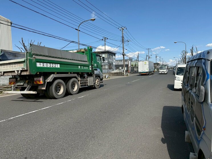 2車線あるものの、放置車両の影響で片側はほぼ使えなくなっている（撮影／集英社オンライン）