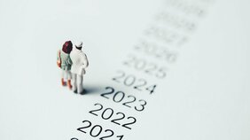 今の50代が10代のころに一度だけ経験したインフレ到来…物価の上昇に、賃金も金利も年金も一切追いつかない、日本国民が貧乏になる未来