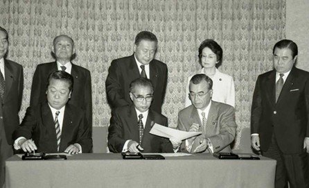 1990年10月、自公連立政権が発足（公明党HPより）