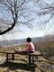 山からの景色を眺める子ども（写真AC）