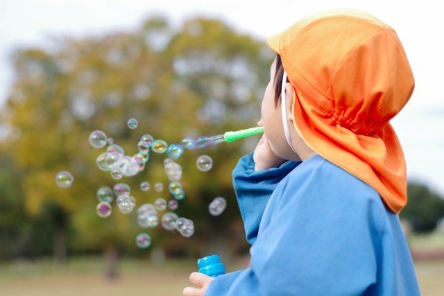 “しゃぼん玉遊び”や“階段の手すり”は大丈夫？ 子どもは同時感染のリスクが10倍‼ コロナとインフルのダブル流行から我が子を守る方法とは…〈ママパパから不安続出・今さら聞けない感染の疑問を名医に訊いてみた！〉_3