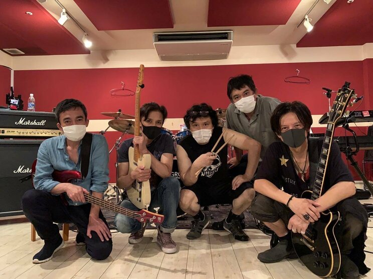 2020年8月、2度の延期を経て、27年ぶりとなる男闘呼組メンバーのスタジオでのセッションが実現。写真の中央は、サポートドラムの「ヒラポン」こと平山牧伸氏