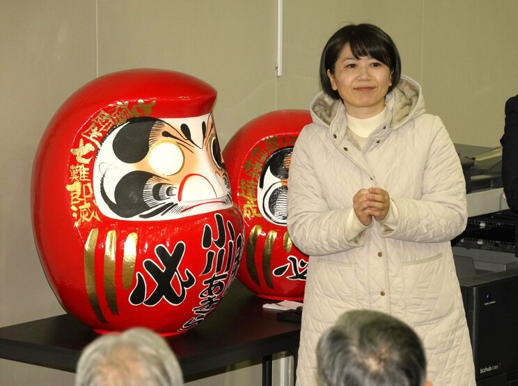 1月5日、選挙事務所で必勝ダルマに片目を書き入れた小川晶氏　撮影／集英社オンライン